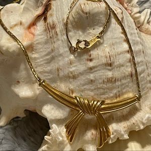 Vintage Avon gold tone necklace